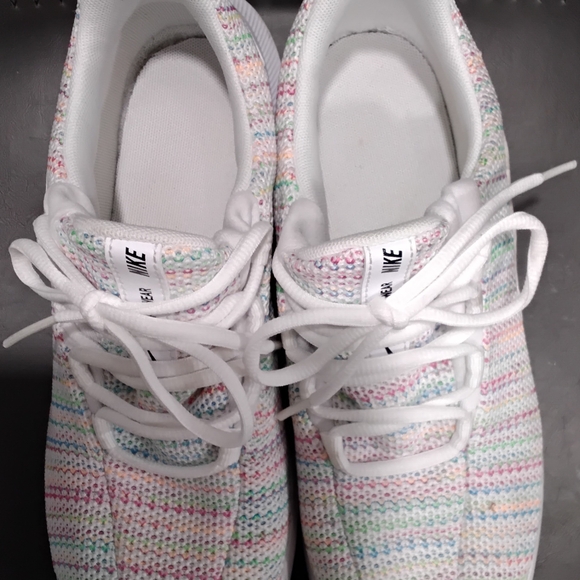 Nike Kids Size 6.5 White Sneakers Lightweight Breathable Design - Picture 8 of 8